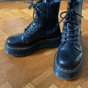Dr martens - Knappt använda. Hög platå dr martens Nypris 2400 