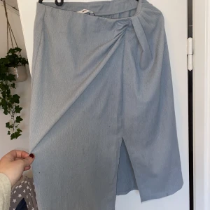 Blå kjol - Blå kjol i tunt tyg med en slits