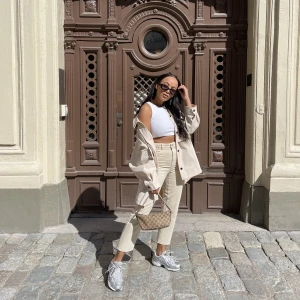 Beiga jeans  - Jeans med stretch från Bershka i beige färg. 