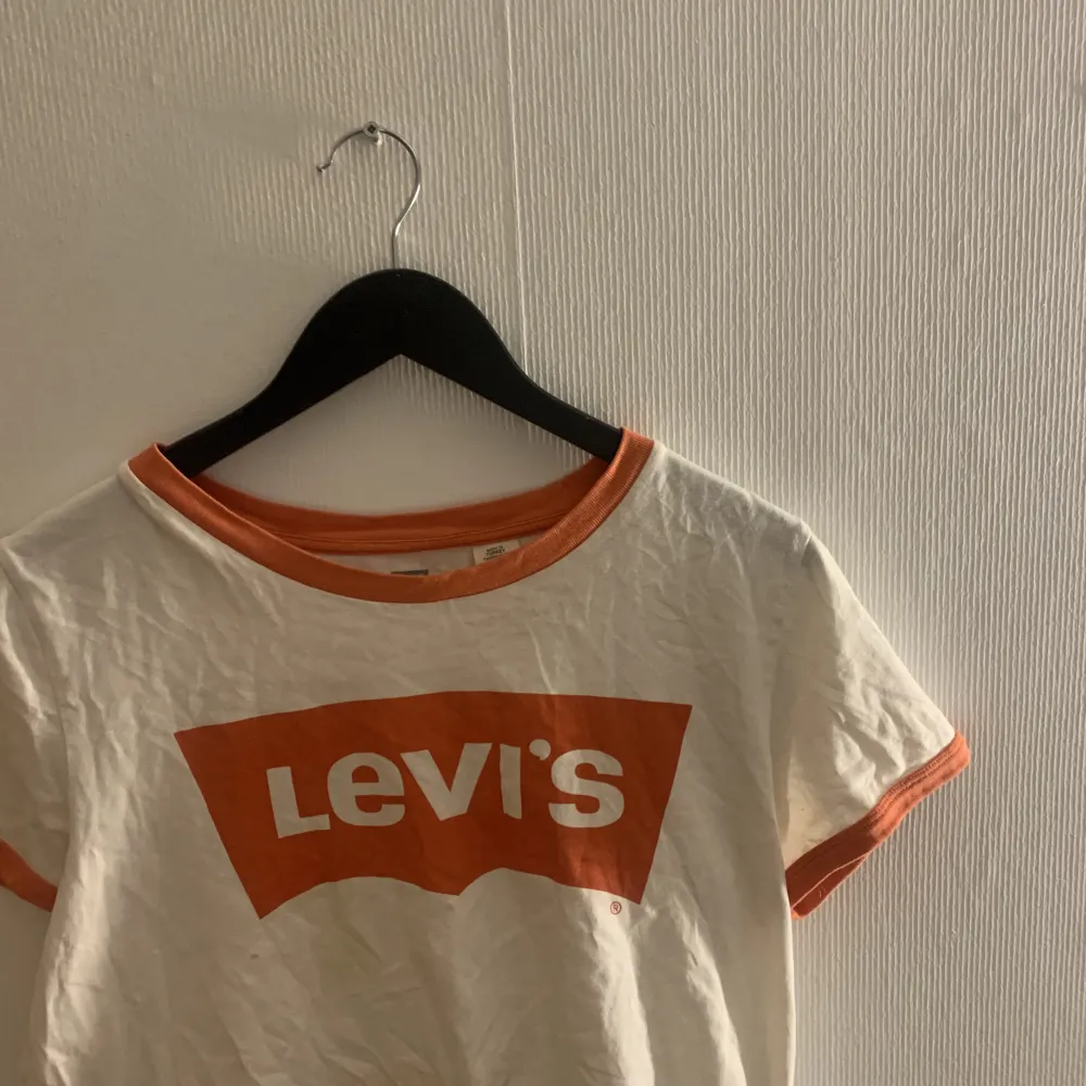 Levis magtröja  Strl M Borde ha strukit tröjan innan 😅 150 kr . T-shirts.