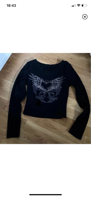 y2k tröja - Svart topp med y2k tryck i strlk M (passar även S). Använd fåtal gånger, så gott som ny. Skriv vid frågor eller funderingar! Köparen står för frakten💗