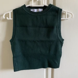 Zara topp - En grön croppad Zara topp, använd ett få tal gånger och har inga skador. I en mossgrön färg 💗💗 Passar XS och S💗