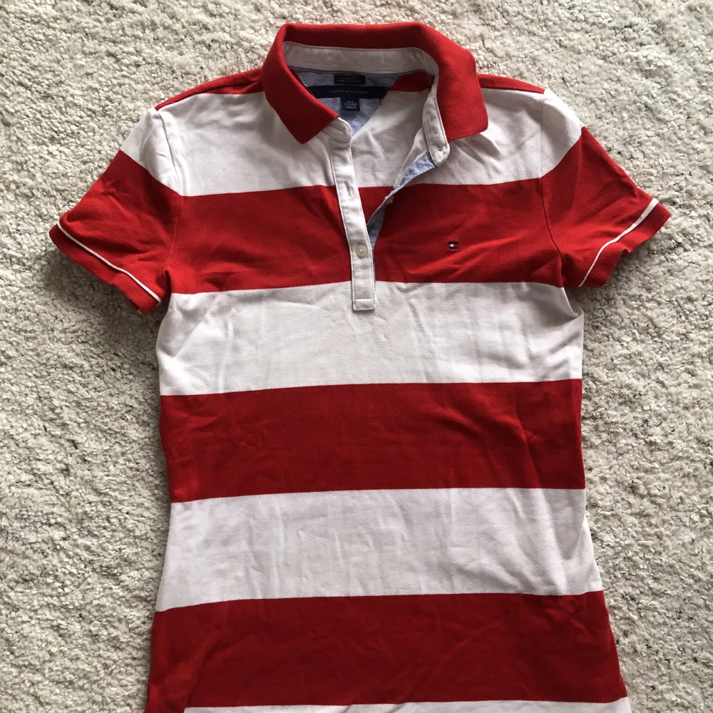 En röd/vit randig, lång T-shirt från Tommy Hilfiger. Storlek xxs. Använd sparsamt så fint skick! Köparen står för frakten💘. T-shirts.
