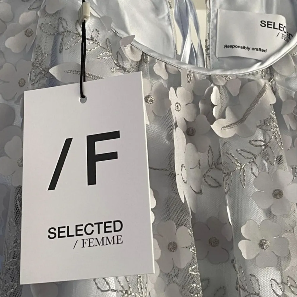 Fantastiskt klänning från Selectid Femme  Ny med prislappen kvar  Färg grå/ blå. Klänningar.