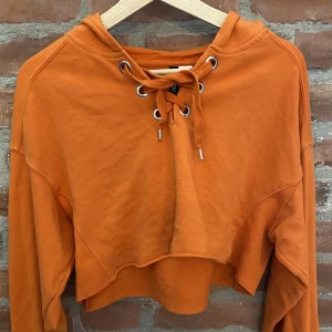 Kroppad hoodie  - Orange kroppad hoodie. 