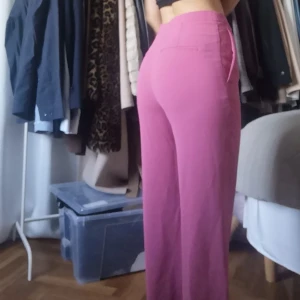 H&M rosa kostymbyxor  - Snygga och tuffa rosa baggy kostymbyxor. Aldrig använda. 