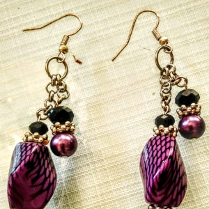 Jättesnygga unika örhängen - Aldrig använda. Alla mina örhängen med krok kommer med en baklupp i plast som förhindrar att man yappat dem.