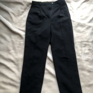 Dressade kostymbyxor - Klassiska svarta, raka, dressade kostymbyxor! De har endast använts fåtal gånger, säljer då de tyvvär är smått för korta för mig som är 176. 