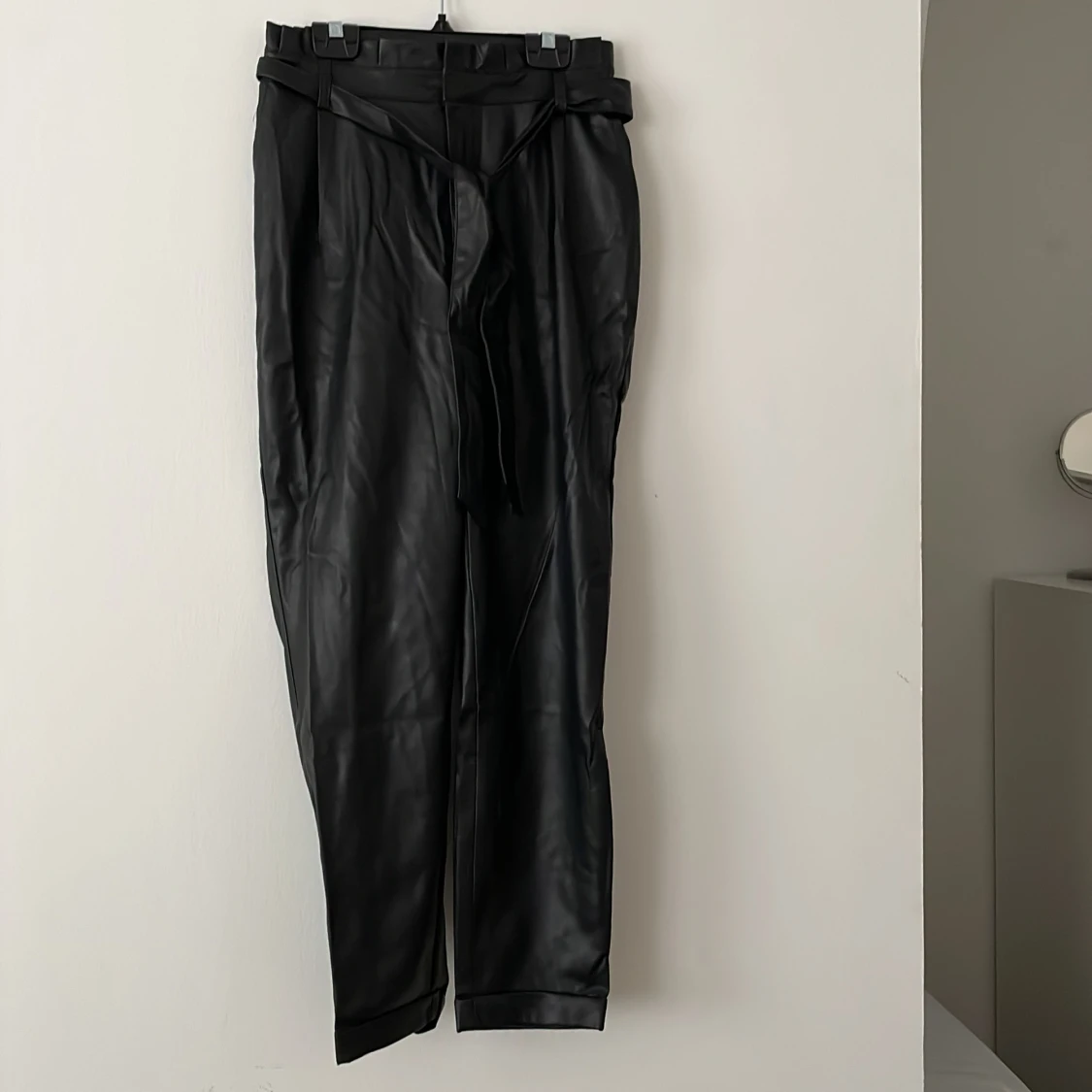 Högmidjade skinnbyxor