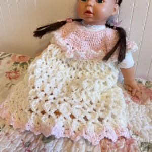 Virkat klänning  - En klänning till bebis virkad
