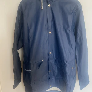 Regnjacka Bondelid - Mörkblå regnjacka från Bondelid. Storlek XS. Jag uppskattar att storleken passar 36 bra. 