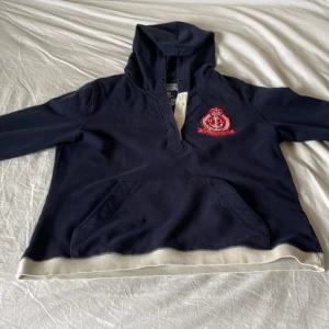 Henri Lloyd tröja - Navy blå hoodie med fickor från henry lloyd. Köpt secondhand, men personligen oanvänd. Köparen står för frakt ❤️