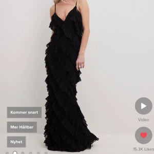 Svart volangklänning - Skriv ett meddelande till mig om du vill köpa, oanvänd storlek 38/M med prislappar kvar