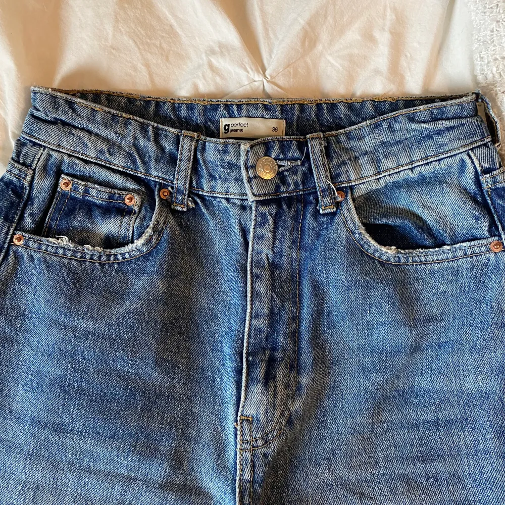 Sååå fin färg!! Uppsydda och långa på mig som är ca 162 🥳 Knappt använda. Jeans & Byxor.