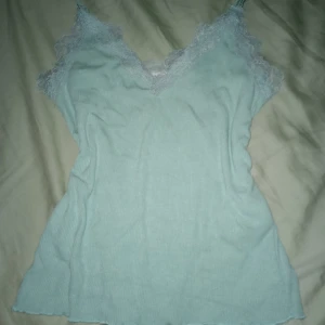 Turkost linne med fransar - Ett fint linne som är köpt från new Yorker, den är ungefär 1 år gammal och blir såklart tvättad innan. 