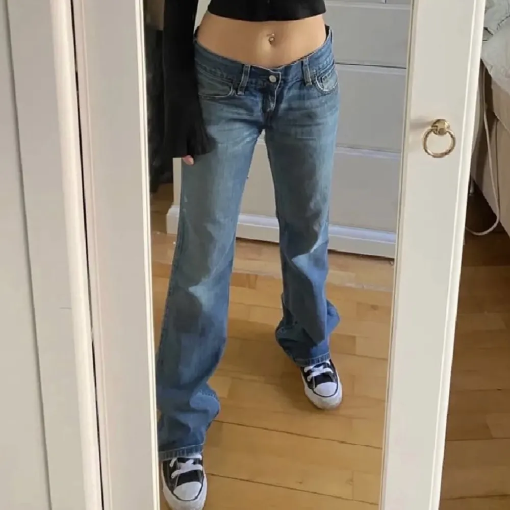 rare 557 levi’s jeans i modellen eve, fitten är såå snygg!! de är i perfekt skick ❤️‍🔥 midjemått: 72cm och innerbensmått: 77cm (lånad bild) . Jeans & Byxor.