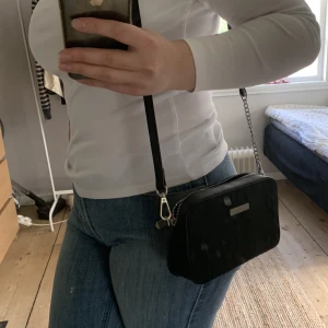 Väska - Liten svart väska, knappt använd. Axelbandet går att justera💕
