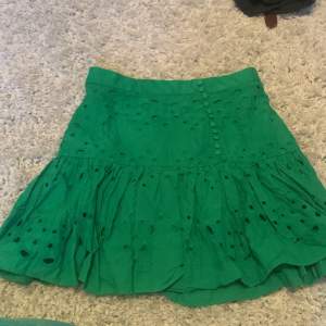Fin grön zara kjol ! Som helt ny, använd fåtal ggr. Dragkedja bak. Köpt för 399kr. SKRIV INNAN KÖP NU!! 💘💘
