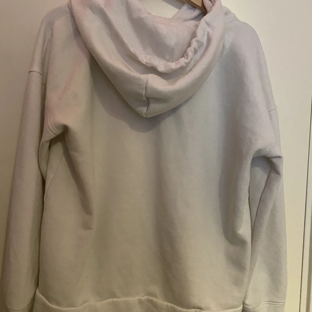 En äkta billie eilish hoodie från hennes offediella shop, helt okej skik och inte så använd, ska tvätta bort fläckarna innan som är tvättbara, storlek L, skön behaglig. Tröjor & Koftor.