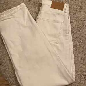 Säljer nu mina vita jeans då dom inte passar längre, dom är använda ett få tal gånger så som ser så gott som nya ut. Byxorna är i storlek 36 men är små i storleken så skulle mer säga att den är en 34.