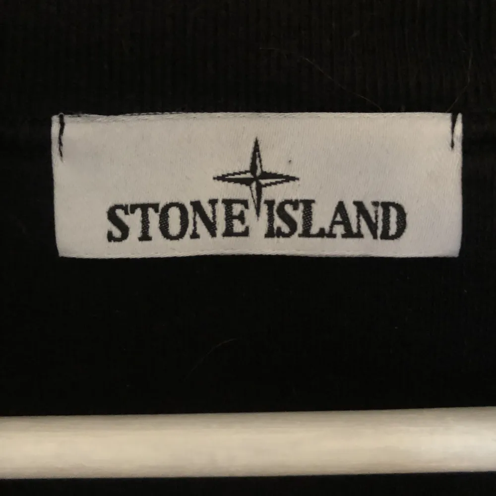 Hej! Säljer min stone island half-zip då jag har tröttnat på den. Köpt på nk i Göteborg för ungefär 2400 men värdet är nu 3400 på resell. Använd varsamt. Hör av dig för fler bilder! Öppen för byten. Hupparit & Collegepaidat.