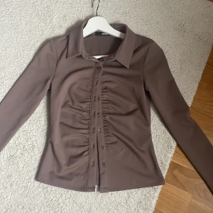 Figursydd blus  - Säljer denna blus då den inte kommer till användning, använt den ca 2 gånger. Den är i nyskick och väldigt fin! 