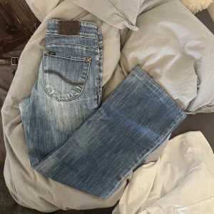 lee bootcut jeans vintage - brutalt snygga Lee bootcut jeans som blivit försmå! i använt skick (slitage vid innerlåren, skriv för bilder)🌟🌟(uppsprättade) skriv vid frågor!