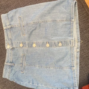 En super snygg jeans kjol, sitter bra och är i bra skick,❤️ - Tror jag typ använt 1 eller 2 gånger gillar mera tyg kjolar,❤️