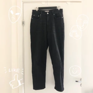 Svarta jeans - Jeans med lösare passform och lite stretch. Använda men väl omhändertagna. Riktiga fickor både fram och bak. 499kr nya från Gina Tricot🖤