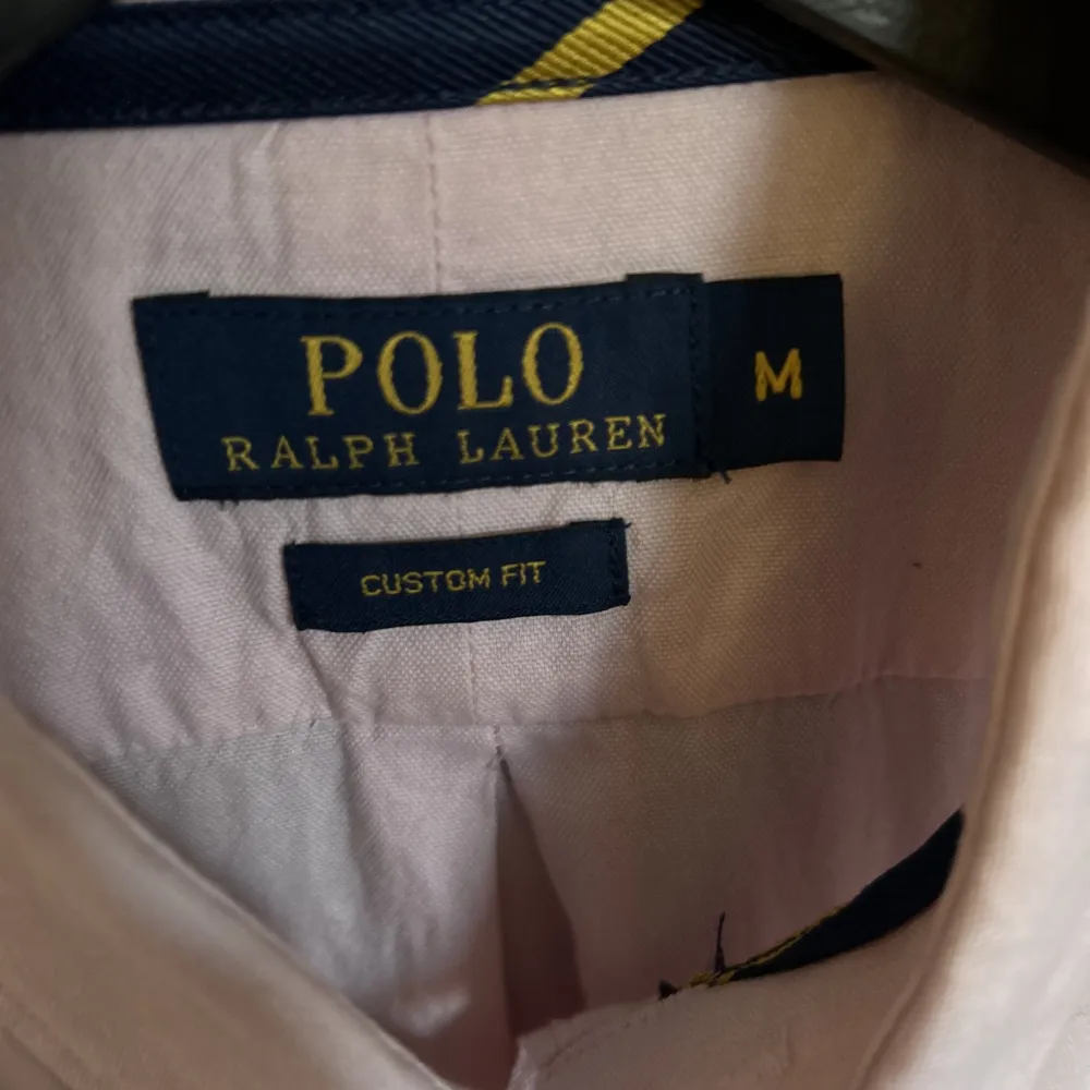 Polo Ralph Lauren skjorta i färg rosa och storlek M. Finns att hämta i Sundbyberg eller skicka via posten!. Tröjor & Koftor.