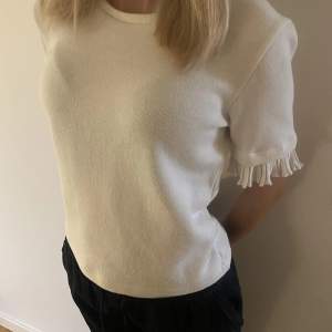 Säljer en stickad kortärmad tröja från Zara med volanger runt ärmarna i storleken S💛 Hör av er om ni har några frågor