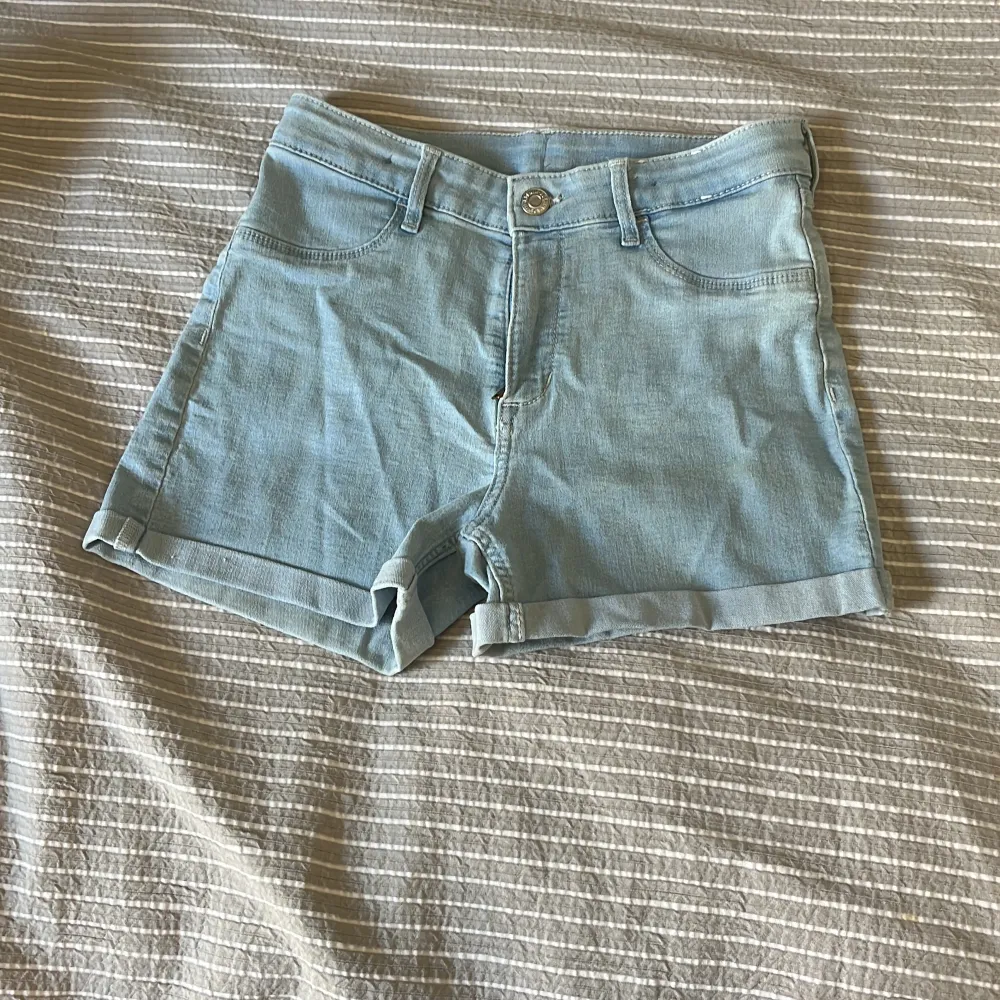 Skitsnygga jeanshorts som tyvär blivit försmå säljes. Jag har ett par likadana i större storlek som jag också kan sälja vid intresse 😊. Shorts.