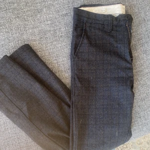 Finbyxor jack&jones - Rutig finbyxa från Jack&Jones. Slim fit. Fint skick. 