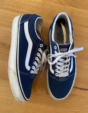 Vans, blåa, storlek 41 - Vans i storlek 41. Unisex. Bra skick. Djur- o rökfritt hem. 
