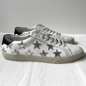 Saint Laurent skor 42 - Säljer dessa feta Saint Laurent skor 🤩 Skick: 10/10 | Nypris: 6600 | Mitt pris: 2500 | Pris går alltid att diskuteras | Jag står för frakten (Postnord) | Säljer pga att de är lite får små för mig | Hör av er vid minsta fråga :)