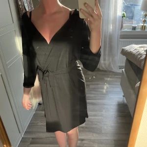 Klänning  - Söt klänning med knytning💘storlek M, men skulle säga att den passas S-M😊