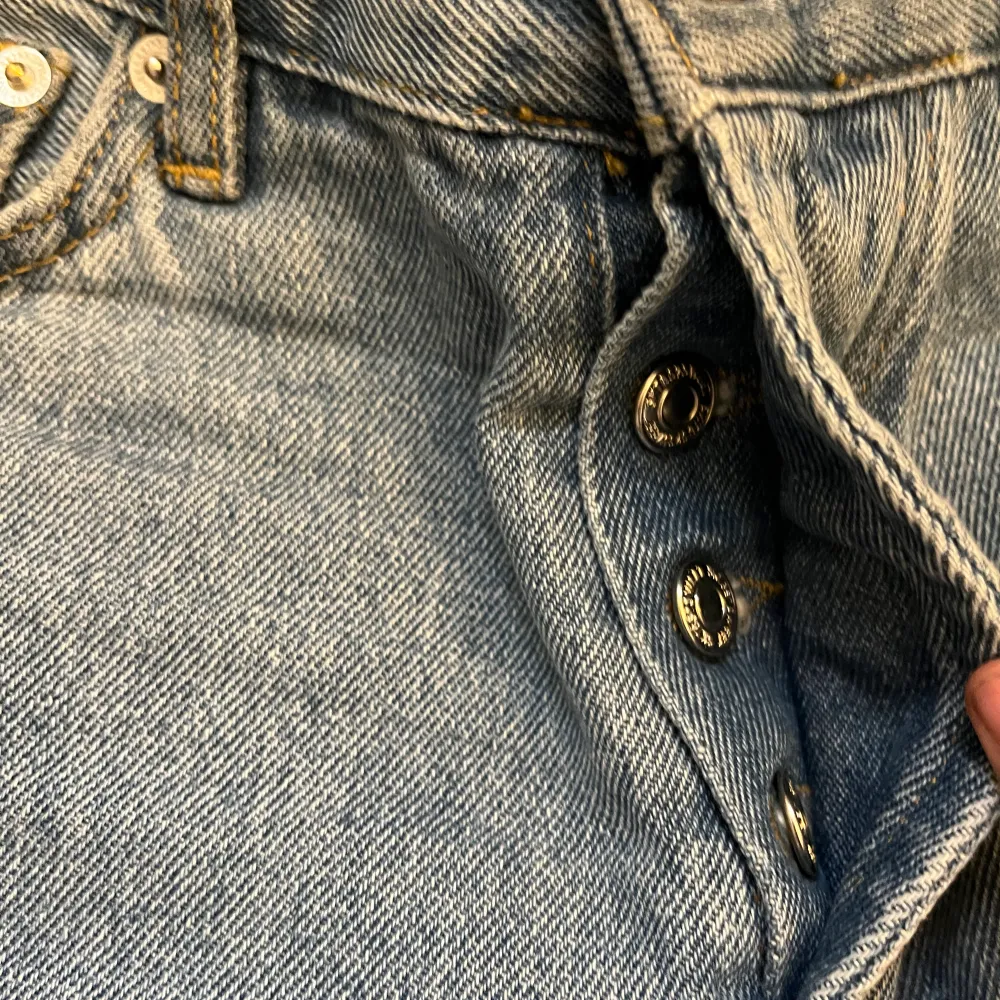 Blåa sweet sktbs jeans från junkyard i storlek 26, jättefint skick, köpt på junkyard i somras för 600 tror jag:). Jeans & Byxor.