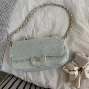 Glitterväska🪩💚 - Väska från Gina Tricot💚 kan justera banden, så de kan bli längre än på bilden💕 
