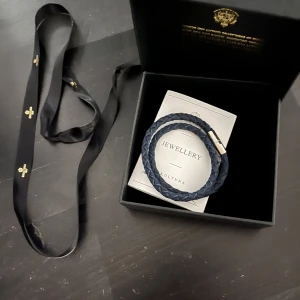 Skultuna armband - Skultuna armband i suede säljs.  Nypris 1100 Mitt pris 700 Kan gå ner i pris vid snabb affär. 