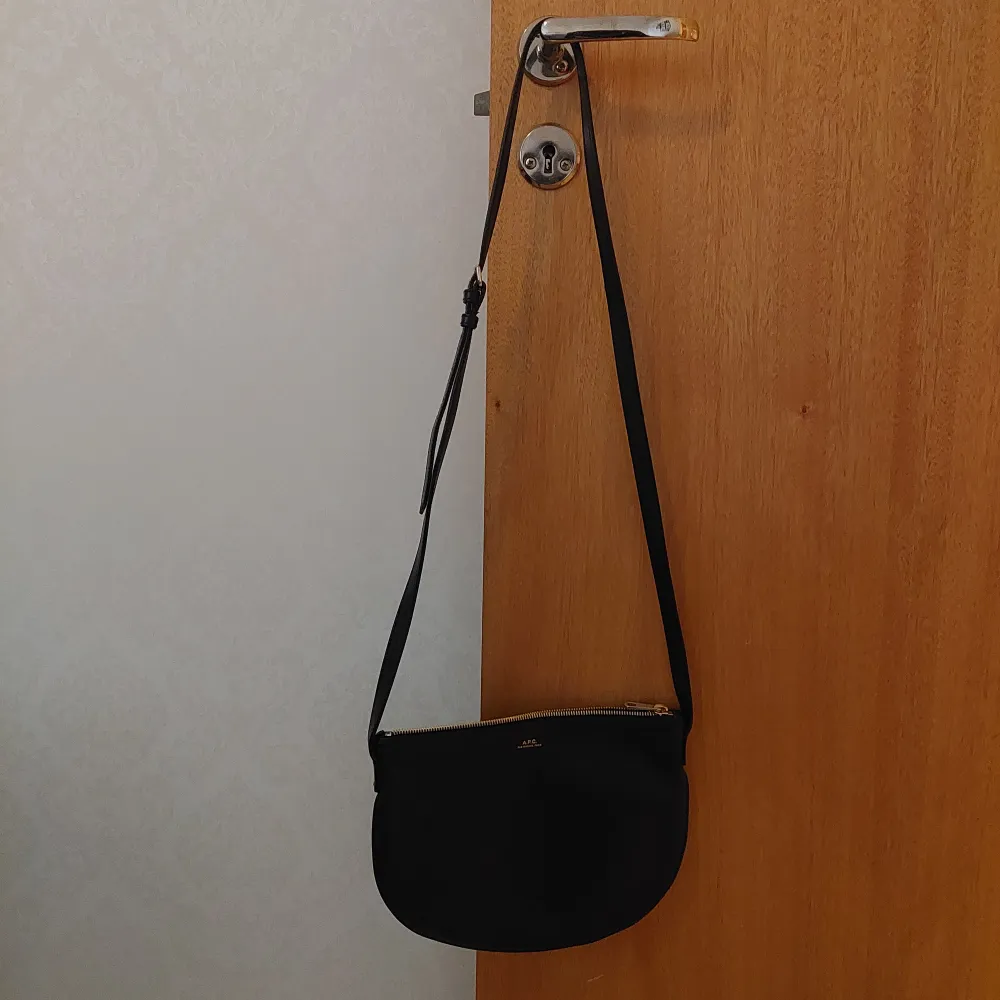 Used less than 10 times (because it's actually too small for me). No damages.  The strap is adjustable but not removable.  Dust bag is included.  Do contact me if you want to see more photos or have any questions.. Väskor.