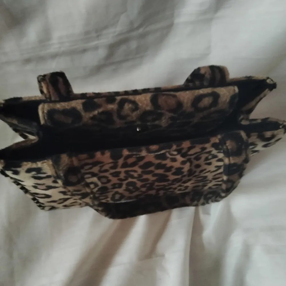 Oanvänd handväska och plånbok i leopardmönstrad päls. Kate Spade typ. Vet inte om äkta. Vintage. Väskor.