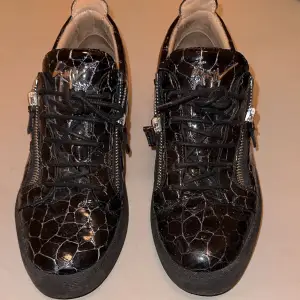 Snygga svarta skor. Köpta på farfetch för 8300 kr