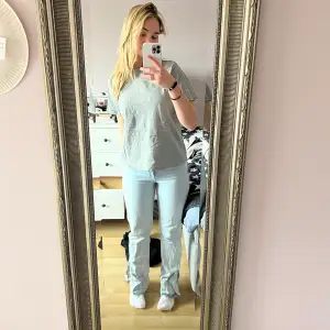 Säljer dessa jeans från Zara då de inte kommer till användning längre. Raka i modellen med slits på sidan samt detaljer nere i sömmen!!💕💕