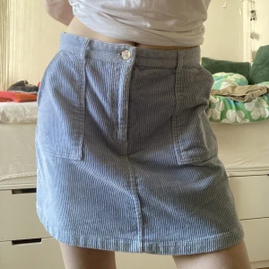 Manchesterkjol - Ljusblå manschesterkjol i storlek 38, midjemåttet är ca 73cm, jättebra skick! Frakt ingår ej i priset 💖 TAR EMOT PRISFÖRSLAG!