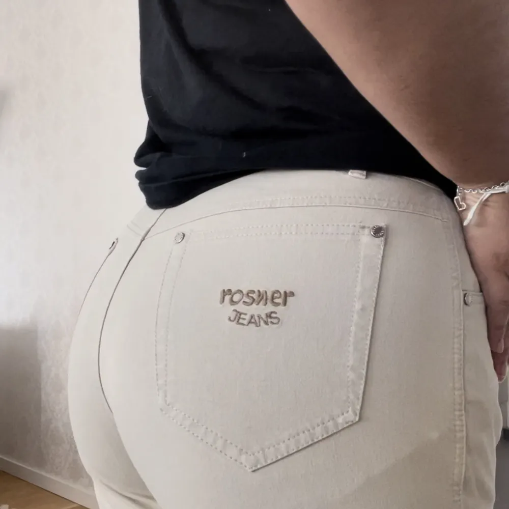 Rosner jeans i oanvänt skick. De är inte riktigt vita mer åt beige hållet men färgen är nästan exakt som på bilden. . Jeans & Byxor.