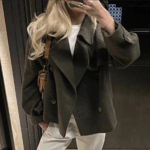 Kappa mango - Kappa från mango köpt för lite mindre än 1 år sedan. Storlek S. Säljer för 750 + frakt ifall det inte budas över. (Fösta bilden lånad, andra bilden är min)