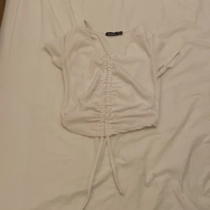 Vit magtröja kortärmad 129kr+frakt - Stl. 34. Säljes pågrund av inte min stil. Använd 1 gång, nyskick