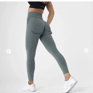 NVGTN tights - Endast testade, tyvärr var dem för små. Storlek S. Om någon har ett par i storlek M så byter jag gärna!  (Forrest green). https://nvgtn.com/products/forest-green-seamless-leggings 