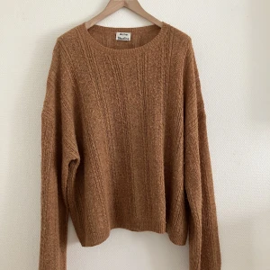 Acne tröja - Stickad tröja från Acne, nyskick. Oversize, passar XS-M beroende på hur man vill att tröjan ska sitta. 