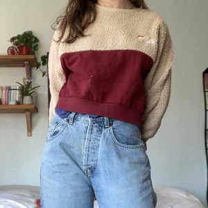 Fila cropped Teddy  - Säljer denna gosiga Teddy croppade sweatern från Fila<3 Köpt på Plick för nått år sedan, gott skick. Skriv privat för fler bilder🤗❤️🌸